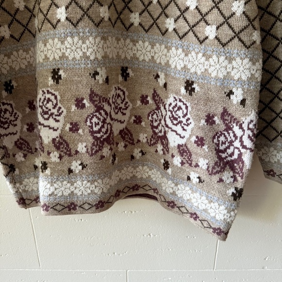 Vintage Rose and Diamond Print Knit Sweater - Picture 3 of 13